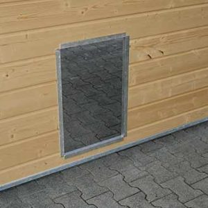 Ingezaagde doorgang in houten kenneldeel